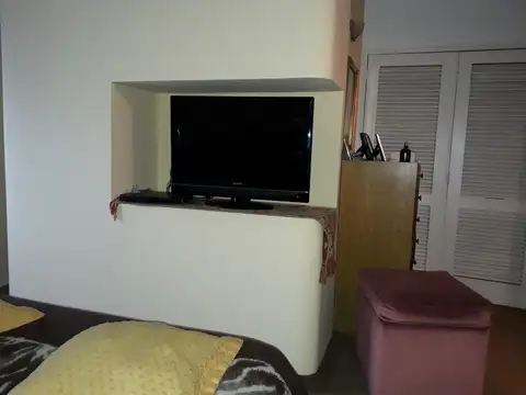 Excelente chalet. Amplio jardín con pileta y quincho. Permuta o financiación