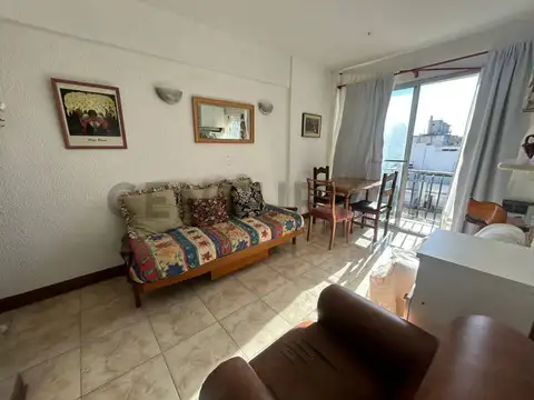 Venta departamento 2 ambientes al frente. Zona Plaza Colon.