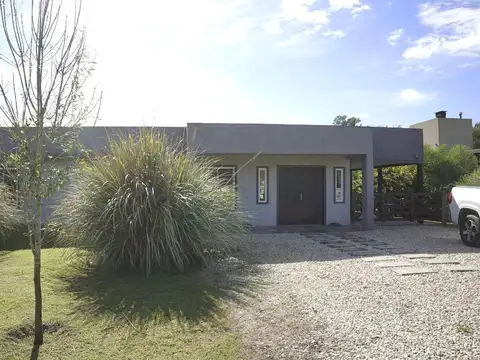 Casa 4 ambientes |piscina | jardín| ZONA SUR