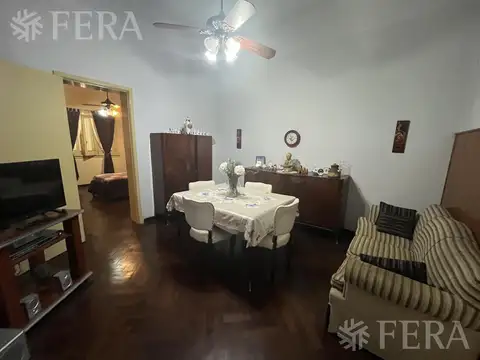 Venta de Casa 3 ambientes con jardín en Bernal