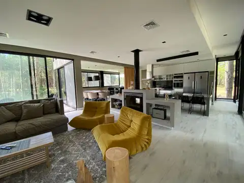 Casa 8 ambientes con 3 baños