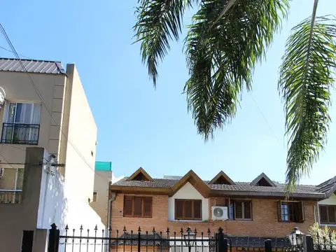 TRIPLEX 5 AMBIENTES CON COCHERA