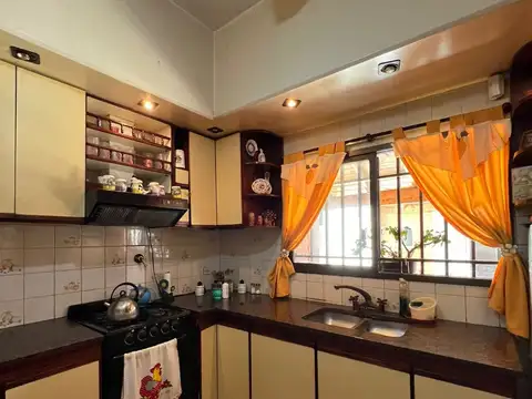 HERMOSA CASA DE 4 AMBIENTES EN VENTA SOBRE ECHEANDIA AL 6700