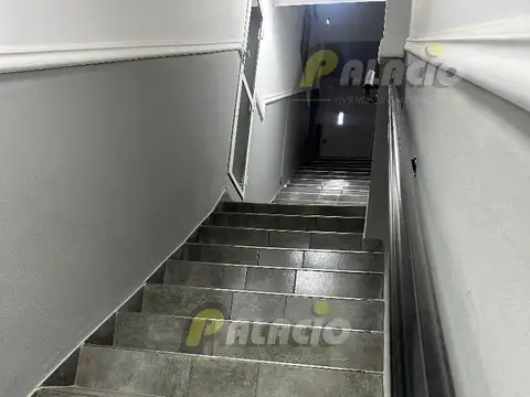 Amplio Galpón 2200 m2 - Con oficinas y Trifásica