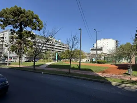 IMPECABLE MONOAMBIENTE A ESTRENAR CON BALCÓN EDIFICIO FRENTE A  LA PLAZA SOBRE EL CORREDOR
