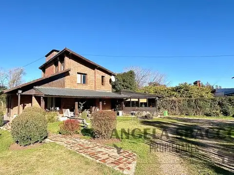 Casa en Parada Robles, frente a colectora norte.