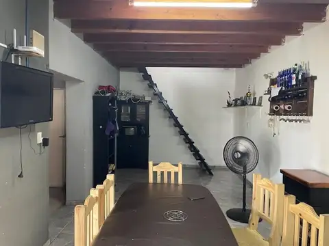 Casa 6 ambientes con 2 baños