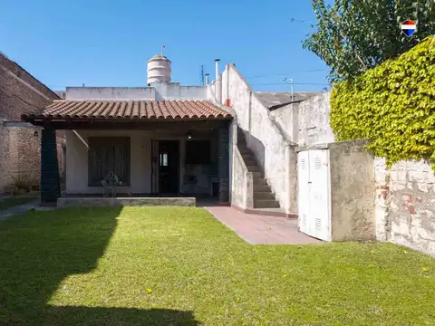 Venta Casa 3 amb. con fondo libre cochera y terraz