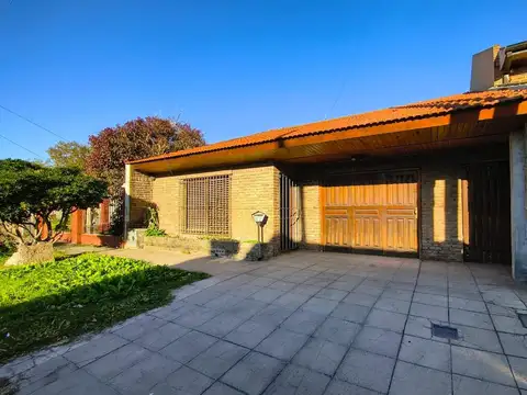 Casa en venta 4 ambientes en Luis Guillon con quincho y garage