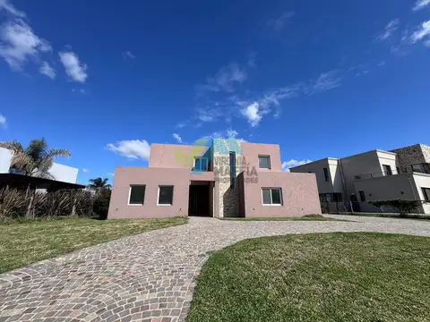 Casa en dos plantas con pileta - Haras Santa Maria