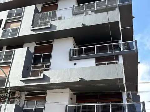 Departamento de 3 ambientes con cochera cubierta en el centro de Quilmes.