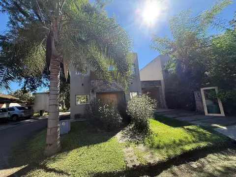 Casa en Venta 4 Ambientes en La Merecida