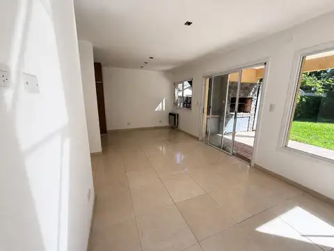 Casa 4 ambientes con 2 baños