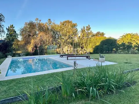 Casa en venta al lago con master suite en Planta Baja en el Barrio El encuentro. -