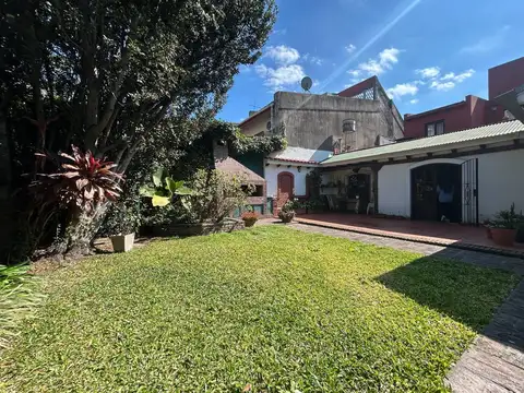 VENTA: Casa al frente con cuatro dormitorios, cochera doble y jardín en Echesortu, Rosario