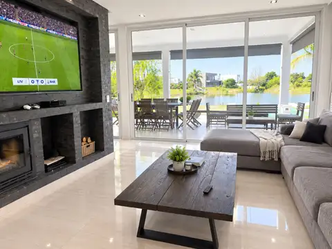 Casa en Venta con 4 cocheras