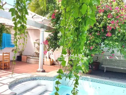 CHALET AMPLIO SOBRE LOTE SALIDA A 2 CALLES