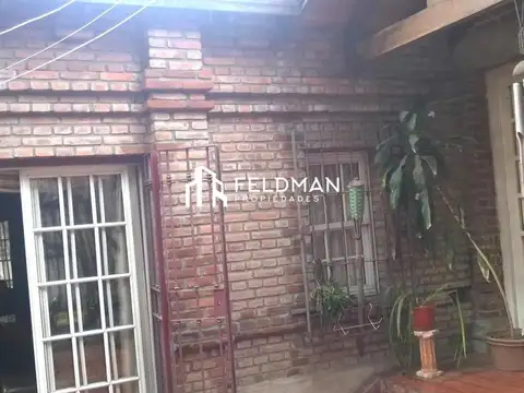 CHALET AMPLIO SOBRE LOTE SALIDA A 2 CALLES