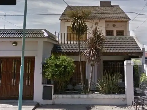 VENTA de CASA con parque en Brandsen.