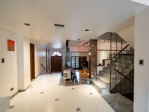CASA EN VENTA 4 DORMITORIOS C/ COCHERAS, PICHINCHA