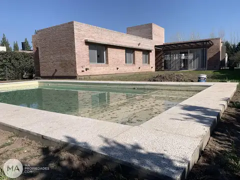 Venta | Casa de 3 dormitorios con pileta y jardín en Aguadas - Funes
