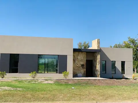 VENTA CASA A ESTRENAR CLUB DE CAMPO LA ELINA LUJAN