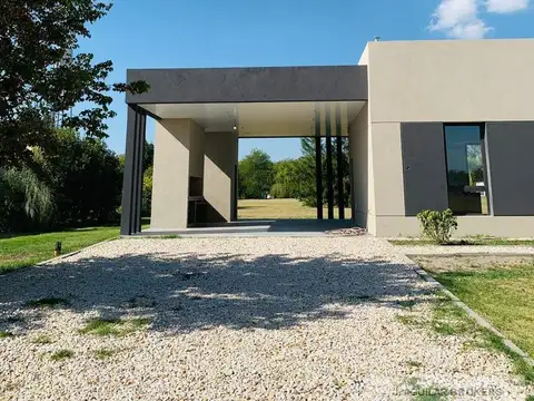 Casa 4 ambientes con 4 baños