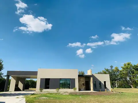 Casa 4 ambientes con 4 baños