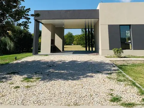 Casa en Venta con 3 cocheras
