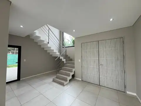 Casa en Venta con 3 cocheras