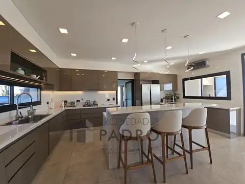 Casa 7 ambientes con 2 baños