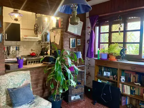 Casa 8 ambientes con 2 baños