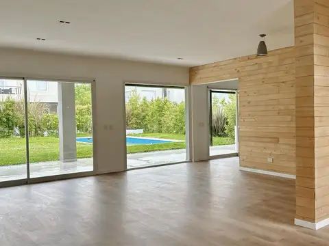 Casa en Venta con 3 cocheras