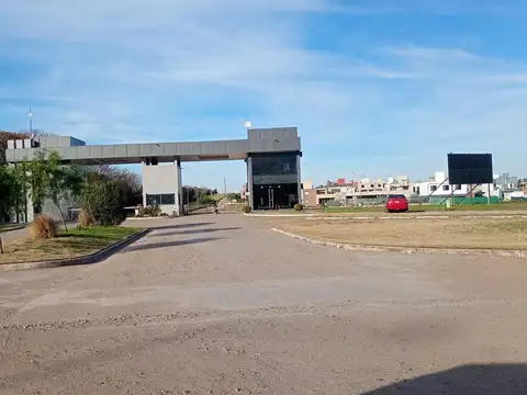 Lote en venta en B° Aires del Nordeste con servicios.