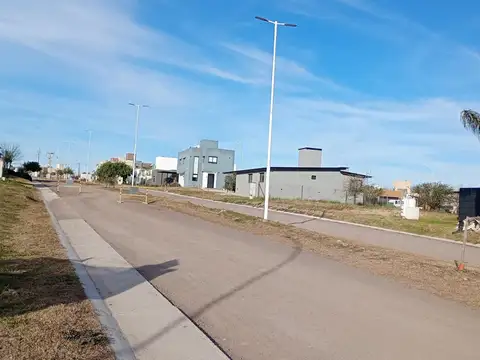 Lote en venta en B° Aires del Nordeste con servicios.