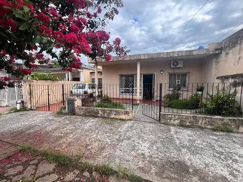 Casa 5 ambientes con 1 baño