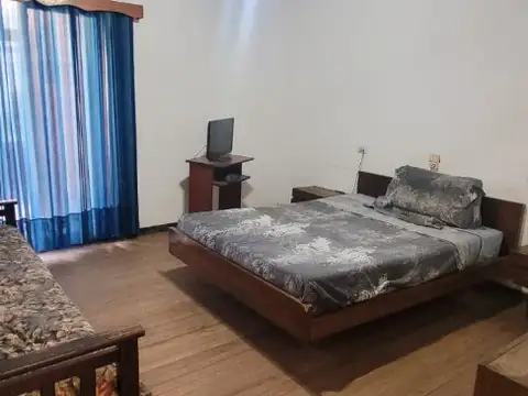 Vivienda multifamiliar en José León Suárez. PB 2 dormit. baño, cocina com. Galería cerrada. pileta.