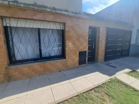 DOS CASAS SOBRE EL MISMO TERRENO EN ZONA SHOOPING PLAZA OESTE  IDEAL EMPRENDIMIENTO  