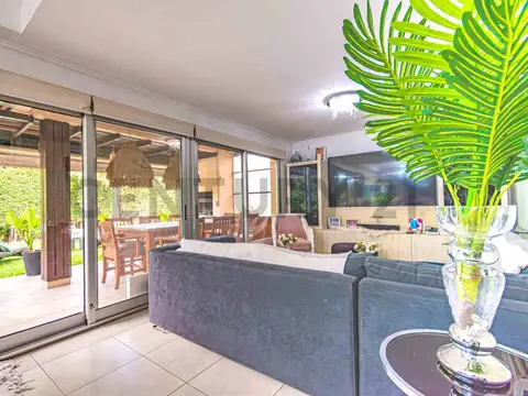 Casa en Venta con 2 cocheras