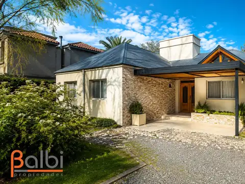 Casa 5 Ambientes con piscina en Barrio La Pradera