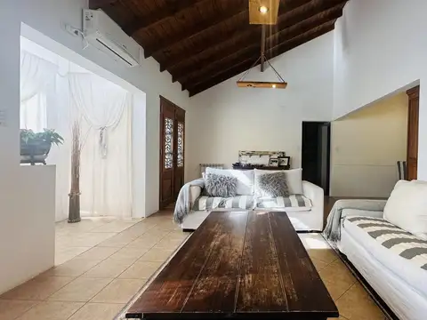 Casa 5 Ambientes con piscina en Barrio La Pradera