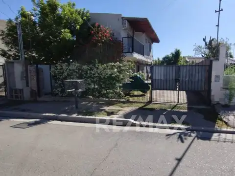 CASA 1 dorm + dpto 1 dorm - VENTA-Patio- U.de Mayo