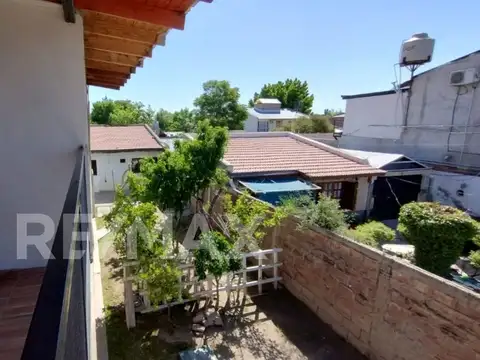 CASA 1 dorm + dpto 1 dorm - VENTA-Patio- U.de Mayo