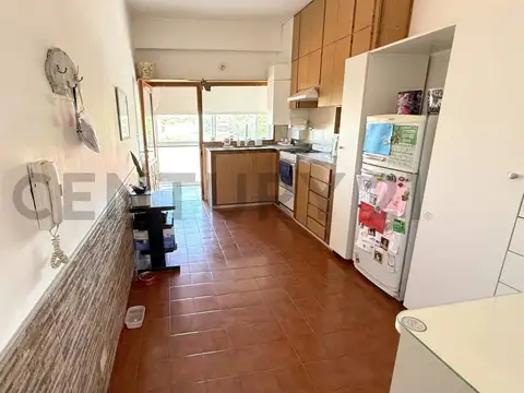 DEPARTAMENTO 3 DORMITORIOS Y COCHERA. CON ALMA DE CASA EN PLENO CENTRO DE VENADO