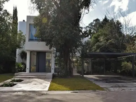 Casa en Venta con 4 cocheras