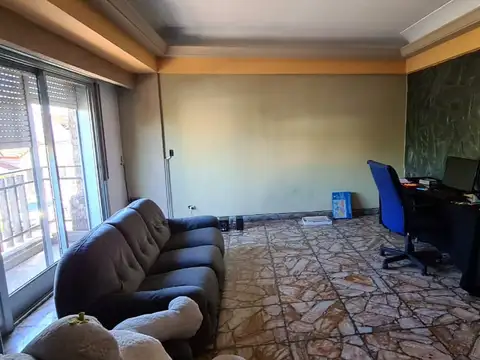 EN VENTA EN CASEROS GRAN DEPARTAMENTO EN 1ER PISO DE 4 AMBIENTES DE 105M2 CUBIERTOS - FICHA 8355