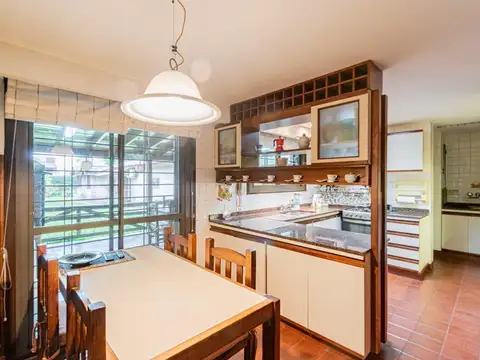 Casa 8 ambientes con 3 baños