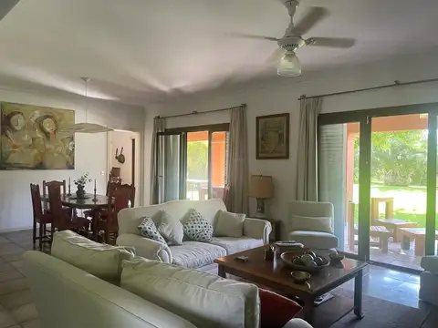 Casa en Alquiler con 2 cocheras