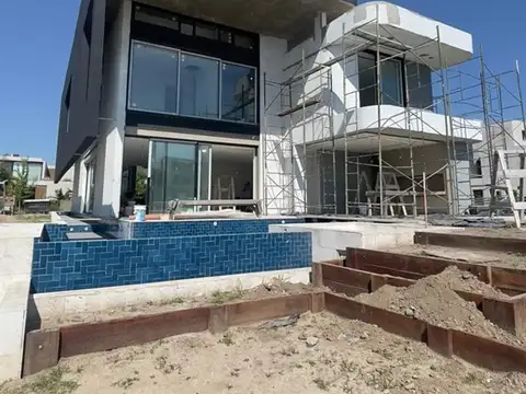 Casa en Venta con 2 cocheras