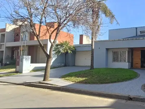 VENDE CASA 4DORMITORIOS ESCRITORIO PILETA TEJAS II